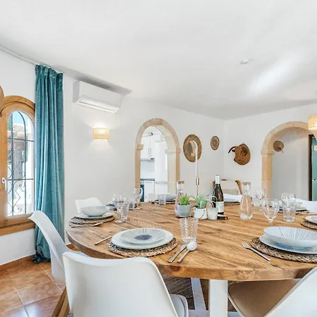 Festina Lente Villa *